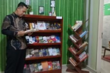 JAKARTA, INSERTRAKYAT.com — Jaksa Agung Muda Intelijen Reda Manthovani membuka fakta yang selama ini jarang disampaikan secara terbuka. Sepanjang 2025, Kejaksaan mencatat 535 perkara dugaan korupsi yang melibatkan kepala desa. Data itu langsung memantik perhatian publik karena menunjukkan rapuhnya pengelolaan dana desa di berbagai daerah. Reda menyampaikan data tersebut dalam Lokakarya Desa/Kelurahan Berprestasi yang digelar dalam rangka Peringatan Hari Desa Nasional 2026 di Kabupaten Boyolali, Rabu (14/1/2026). Ia menilai lonjakan perkara tersebut sebagai sinyal lemahnya pengawasan dan pendampingan tata kelola keuangan desa. Tren kenaikan kasus terlihat jelas. Pada 2023, Kejaksaan menangani 187 perkara korupsi kepala desa. Jumlah itu naik menjadi 275 perkara pada 2024. Setahun kemudian, grafiknya melonjak tajam hingga mencapai 535 perkara. Lonjakan ini memperlihatkan persoalan yang tidak berdiri sendiri, melainkan berulang dan terstruktur. Namun di tengah paparan angka tersebut, satu sektor besar nyaris tidak tersentuh pembahasan mendalam. Program peningkatan sumber daya manusia aparatur desa melalui kegiatan Bimbingan Teknis (Bimtek) kembali diposisikan sebagai solusi, bukan sebagai objek evaluasi kritis. Padahal di banyak daerah, Bimtek menjadi pos anggaran yang rutin menghabiskan dana desa dalam jumlah besar. Kegiatan ini berlangsung berulang, sering digelar di luar daerah, dengan pola pelaksanaan dan penyelenggara yang relatif sama. Manfaatnya kerap sulit diukur, sementara anggarannya terus mengalir. Fakta di lapangan menunjukkan, ketika kasus korupsi desa mencuat, aparat penegak hukum lebih sering menjerat kepala desa sebagai pelaku utama. Penelusuran jarang bergerak lebih jauh ke rantai kegiatan yang sejak awal membuka ruang kesepakatan anggaran dan praktik saling menguntungkan. Reda menegaskan Kejaksaan memilih pendekatan pencegahan melalui fungsi intelijen. Ia menyebut pencegahan lebih efektif dibanding penindakan, dengan asumsi aparatur desa yang memahami hukum akan mengelola anggaran secara tertib. Sebagai instrumen pencegahan, Kejaksaan menjalankan Program Jaksa Garda Desa (Jaga Desa). Program ini diperkuat dengan sistem pemantauan real time pengelolaan dana desa yang terintegrasi dengan Sistem Keuangan Desa (Siskeudes) milik Kemendagri dan Simkopdes Kementerian Koperasi. Integrasi tersebut ditujukan untuk memastikan penggunaan dana desa berjalan sesuai aturan dan tercatat secara administratif. Kejaksaan juga membangun kerja sama lintas kementerian melalui nota kesepahaman guna menyelaraskan kebijakan pengawasan. Namun data 535 perkara menimbulkan pertanyaan yang belum terjawab: jika ratusan kepala desa terseret perkara, mengapa pos-pos anggaran yang paling sering digunakan justru jarang masuk prioritas penindakan? Hari Desa Nasional semestinya tidak berhenti pada seremoni dan ajakan kolaborasi. Data yang disampaikan Jamintel seharusnya menjadi titik awal untuk menelusuri sektor-sektor yang selama ini aman dari sorotan, meski terus muncul dalam jejak perkara. Tanpa langkah itu, angka kasus hanya akan berganti tahun, sementara sumber persoalan tetap utuh. Sekedar saran, khususnya untuk Kasi Intel Kejari di berbagai daerah jangan begadang agar esok bisa menelusuri aroma telur - telur bimtek yang sudah lama menyelimuti kesenjangan di lini desa.