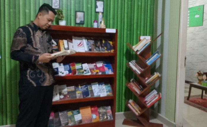 JAKARTA, INSERTRAKYAT.com — Jaksa Agung Muda Intelijen Reda Manthovani membuka fakta yang selama ini jarang disampaikan secara terbuka. Sepanjang 2025, Kejaksaan mencatat 535 perkara dugaan korupsi yang melibatkan kepala desa. Data itu langsung memantik perhatian publik karena menunjukkan rapuhnya pengelolaan dana desa di berbagai daerah. Reda menyampaikan data tersebut dalam Lokakarya Desa/Kelurahan Berprestasi yang digelar dalam rangka Peringatan Hari Desa Nasional 2026 di Kabupaten Boyolali, Rabu (14/1/2026). Ia menilai lonjakan perkara tersebut sebagai sinyal lemahnya pengawasan dan pendampingan tata kelola keuangan desa. Tren kenaikan kasus terlihat jelas. Pada 2023, Kejaksaan menangani 187 perkara korupsi kepala desa. Jumlah itu naik menjadi 275 perkara pada 2024. Setahun kemudian, grafiknya melonjak tajam hingga mencapai 535 perkara. Lonjakan ini memperlihatkan persoalan yang tidak berdiri sendiri, melainkan berulang dan terstruktur. Namun di tengah paparan angka tersebut, satu sektor besar nyaris tidak tersentuh pembahasan mendalam. Program peningkatan sumber daya manusia aparatur desa melalui kegiatan Bimbingan Teknis (Bimtek) kembali diposisikan sebagai solusi, bukan sebagai objek evaluasi kritis. Padahal di banyak daerah, Bimtek menjadi pos anggaran yang rutin menghabiskan dana desa dalam jumlah besar. Kegiatan ini berlangsung berulang, sering digelar di luar daerah, dengan pola pelaksanaan dan penyelenggara yang relatif sama. Manfaatnya kerap sulit diukur, sementara anggarannya terus mengalir. Fakta di lapangan menunjukkan, ketika kasus korupsi desa mencuat, aparat penegak hukum lebih sering menjerat kepala desa sebagai pelaku utama. Penelusuran jarang bergerak lebih jauh ke rantai kegiatan yang sejak awal membuka ruang kesepakatan anggaran dan praktik saling menguntungkan. Reda menegaskan Kejaksaan memilih pendekatan pencegahan melalui fungsi intelijen. Ia menyebut pencegahan lebih efektif dibanding penindakan, dengan asumsi aparatur desa yang memahami hukum akan mengelola anggaran secara tertib. Sebagai instrumen pencegahan, Kejaksaan menjalankan Program Jaksa Garda Desa (Jaga Desa). Program ini diperkuat dengan sistem pemantauan real time pengelolaan dana desa yang terintegrasi dengan Sistem Keuangan Desa (Siskeudes) milik Kemendagri dan Simkopdes Kementerian Koperasi. Integrasi tersebut ditujukan untuk memastikan penggunaan dana desa berjalan sesuai aturan dan tercatat secara administratif. Kejaksaan juga membangun kerja sama lintas kementerian melalui nota kesepahaman guna menyelaraskan kebijakan pengawasan. Namun data 535 perkara menimbulkan pertanyaan yang belum terjawab: jika ratusan kepala desa terseret perkara, mengapa pos-pos anggaran yang paling sering digunakan justru jarang masuk prioritas penindakan? Hari Desa Nasional semestinya tidak berhenti pada seremoni dan ajakan kolaborasi. Data yang disampaikan Jamintel seharusnya menjadi titik awal untuk menelusuri sektor-sektor yang selama ini aman dari sorotan, meski terus muncul dalam jejak perkara. Tanpa langkah itu, angka kasus hanya akan berganti tahun, sementara sumber persoalan tetap utuh. Sekedar saran, khususnya untuk Kasi Intel Kejari di berbagai daerah jangan begadang agar esok bisa menelusuri aroma telur - telur bimtek yang sudah lama menyelimuti kesenjangan di lini desa.