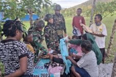 Salut, Satgas Yonif 521/DY Bagikan Pakaian untuk Warga Distrik Kobakma