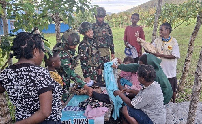 Salut, Satgas Yonif 521/DY Bagikan Pakaian untuk Warga Distrik Kobakma