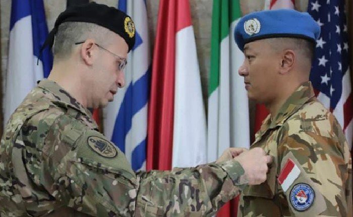 INSERTRAKYAT.COM (INTERNASIONAL) -- TNI menerima LAF Medal atas KRI SIM-367 di UNIFIL, menutup 16 tahun pengabdian menjaga laut Lebanon dan memperkuat diplomasi maritim internasional. (Foto Puspen TNI).