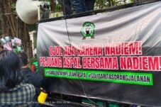 Sidang Perdana Nadiem Makarim, Simpatisan Driver Gojek Gelar Aksi Dukungan di PN Jakarta Pusat