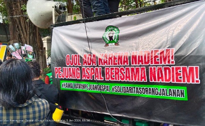 Sidang Perdana Nadiem Makarim, Simpatisan Driver Gojek Gelar Aksi Dukungan di PN Jakarta Pusat