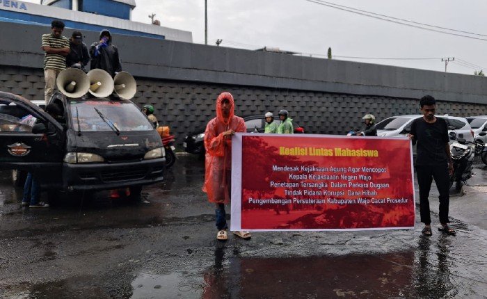 Meski Diguyur Hujan, PRI Tetap Berorasi di Kejati Sulsel Desak Pemeriksaan Pimpinan DPRD Selayar