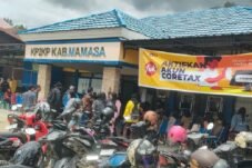 Ratusan Masyarakat Datangi KP2KP Mamasa Sejak Subuh: Ada Pembagian Nasi Kuning ( X ) Untuk Pelaporan SPT ( ✓ )