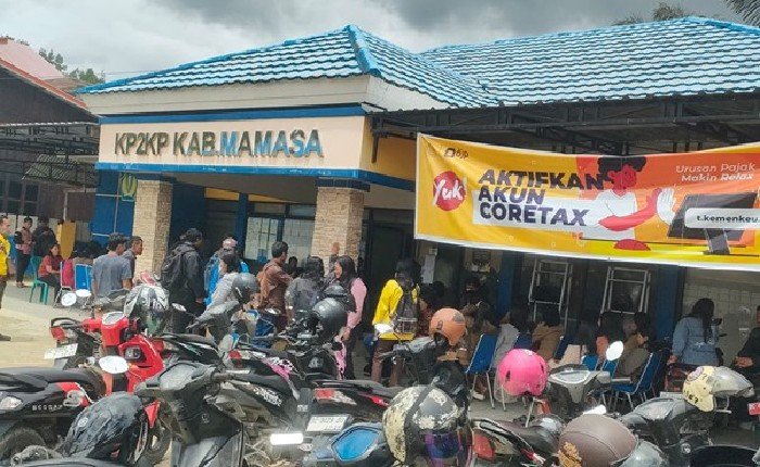 Ratusan Masyarakat Datangi KP2KP Mamasa Sejak Subuh: Ada Pembagian Nasi Kuning ( X ) Untuk Pelaporan SPT ( ✓ )