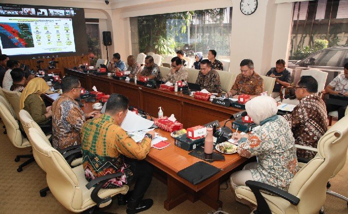 Tito telah memimpin rapat verifikasi kondisi 52 kabupaten/kota terdampak bencana dalam wilayah tiga provinsi. Fokus utama berada di Aceh, Sumatera Utara, dan Sumatera Barat.