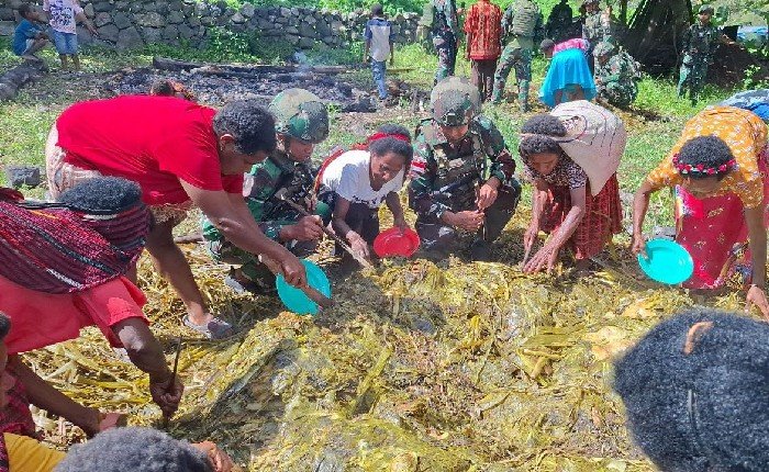 Masyarakat Papua sedang melaksanakan ritual bakar batu, pada Sabtu, (10/1/2026) siang.