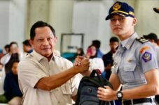 Mendagri Tito Karnavian melepas taruna KKP untuk membantu percepatan pemulihan pascabencana di Sumatra, Rabu (14/1/2026).