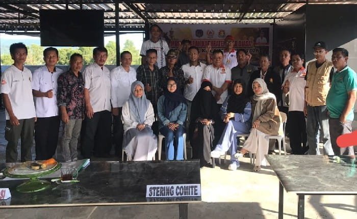 Foto bersama Ivan Gunawan ketua terpilih dengan pengurus Percasi Kolaka (14/1). Ibhar/InsertRakyat.com