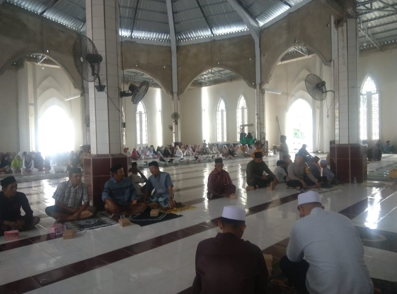 Masyaalloh! Bhabinkamtibmas Hadiri Peringatan Isra Mi’raj Nabi Muhammad SAW 1447 H di Barae