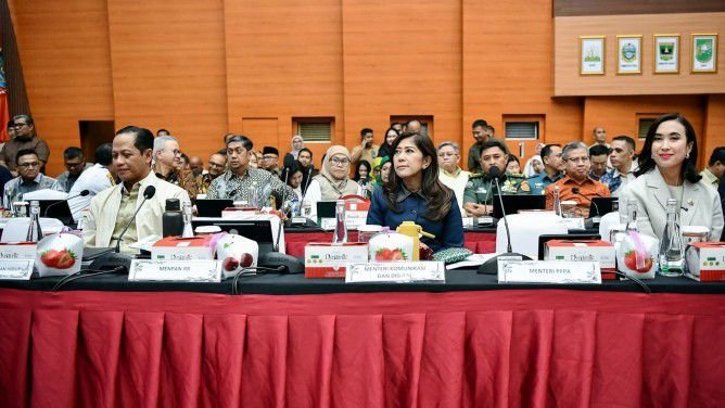 Pascabencana banjir yang melanda Provinsi Aceh, Sumatra Barat, dan Sumatra Utara, Kementerian Komunikasi dan Digital mendirikan sejumlah Posko sebagai Pusat Informasi dan Media Center untuk mendukung komunikasi darurat dan koordinasi penanganan bencana. Foto: Humas Kemkomdigi