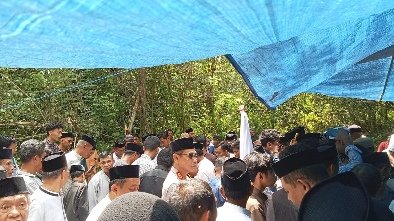 Kapolsek Sinjai Timur Melayat dan Kawal Pemakaman Ustadz H. Najamuddin Marzuki, Ulama Karismatik Sinjai