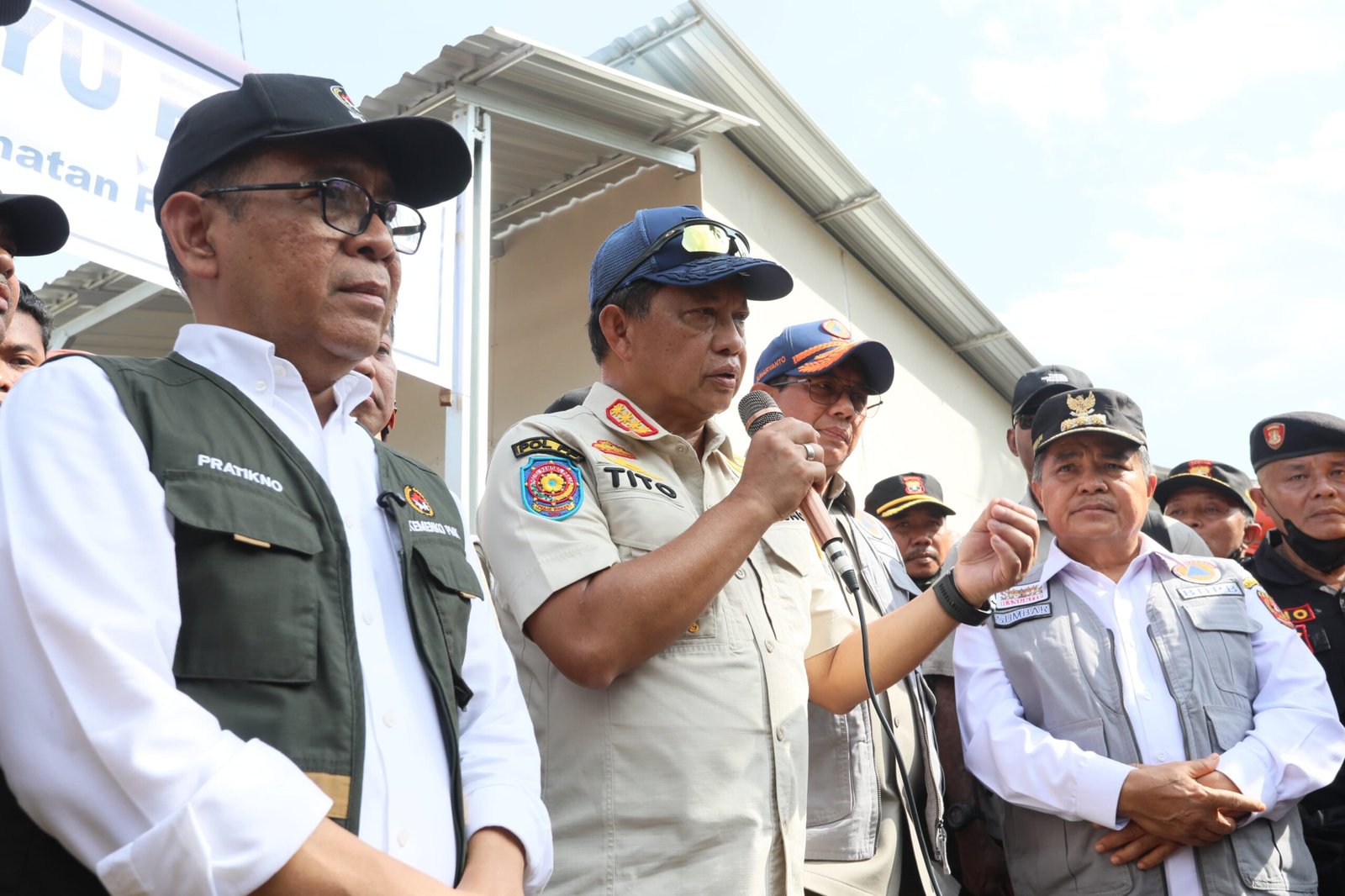 Peresmian huntara di Agam turut dihadiri Mendagri Muhammad Tito Karnavian (tengah) Menko PMK Pratikno, Kepala BNPB Suharyanto, Gubernur Sumbar Mahyeldi Ansharullah, serta Bupati Agam Benni Warlis.