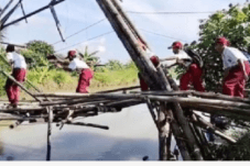 Sejumlah Anak SD Melintasi Jembatan Selebar Telinga Tikus Berdasi