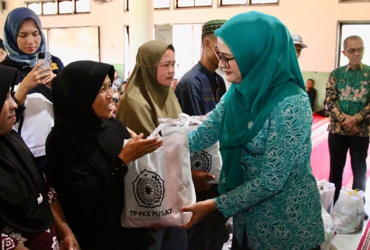 782 Paket Bantuan Disalurkan TP PKK Pusat untuk Korban Bencana di Kabupaten Agam