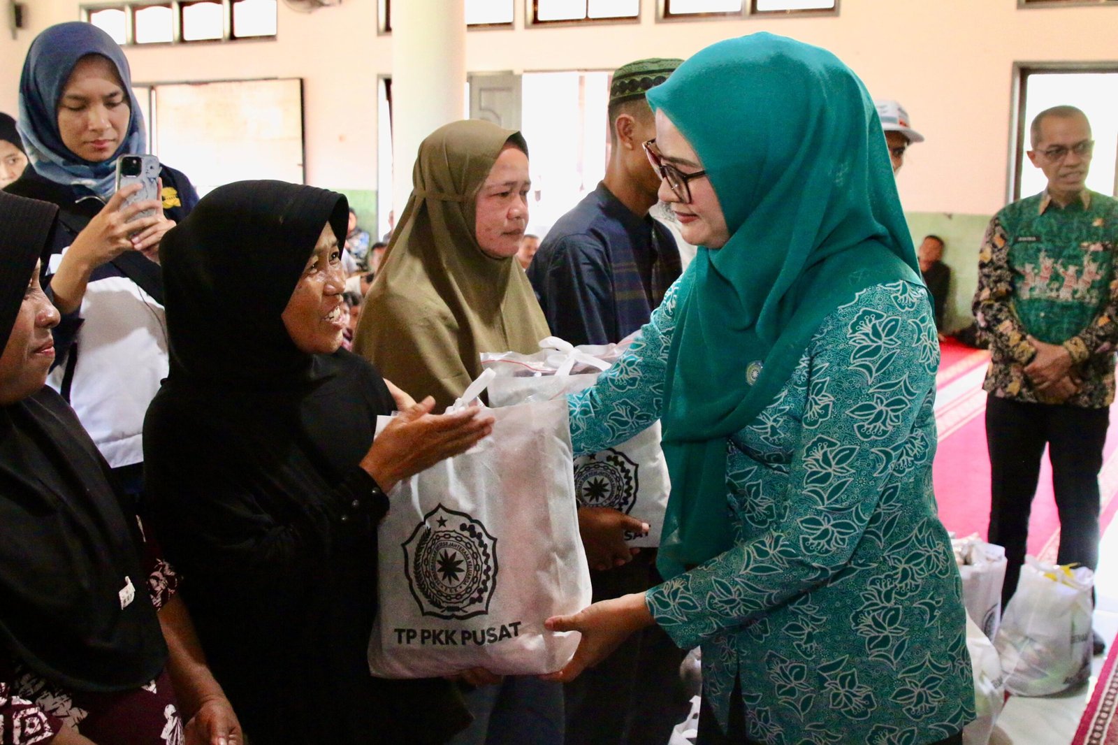 782 Paket Bantuan Disalurkan TP PKK Pusat untuk Korban Bencana di Kabupaten Agam