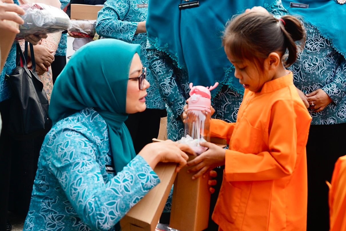 Viral - Aksi Kemanusiaan TP PKK Pusat, Salurkan Bantuan Perlengkapan Ibadah kepada Warga Terdampak Bencana