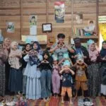 Melihat Kebahagiaan Anak-Anak Rumah Baca Aia Tayo Saat Dibacakan Nyaring