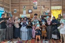 Melihat Kebahagiaan Anak-Anak Rumah Baca Aia Tayo Saat Dibacakan Nyaring