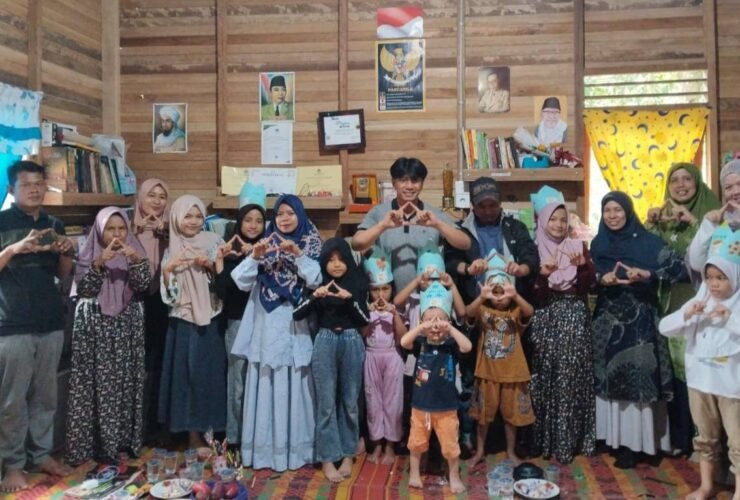 Melihat Kebahagiaan Anak-Anak Rumah Baca Aia Tayo Saat Dibacakan Nyaring