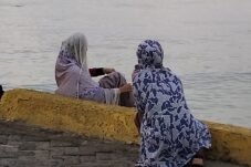 Usai Sholat Subuh Warga Sinjai Nikmati Panorama Mentari di Pelabuhan Larea -Rea