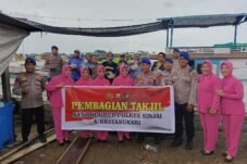 Sore Tadi' Sat Polairud Polres Sinjai dan Bhayangkari Bagi Takjil untuk Nelayan Pesisir Lengkong