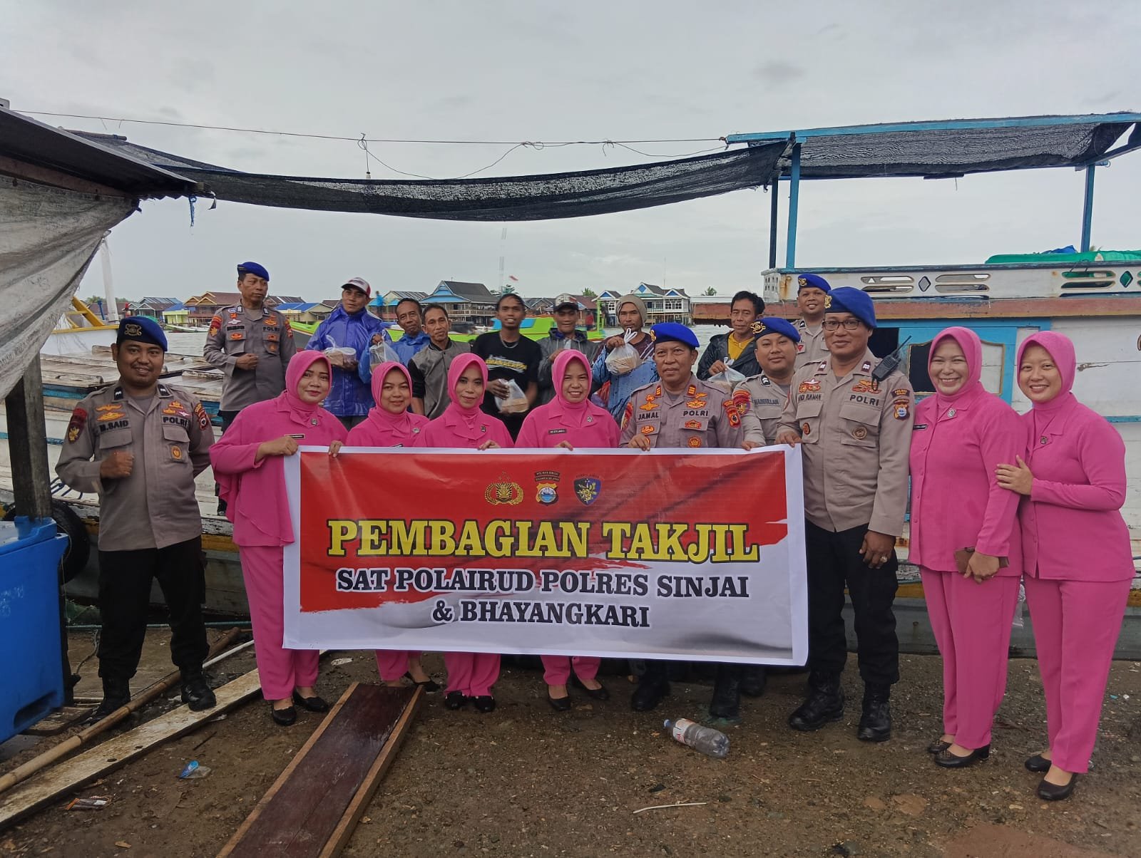 Sore Tadi' Sat Polairud Polres Sinjai dan Bhayangkari Bagi Takjil untuk Nelayan Pesisir Lengkong