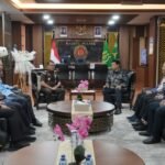 Kepala Kanwil DJP Sulselbartra, Imanul Hakim, bersama Kepala Kejaksaan Tinggi Sulawesi Selatan, Didik Farkhan Alisyahdi, dan jajaran pimpinan Kanwil DJP serta Kejaksaan mengikuti audiensi untuk memperkuat sinergi penegakan hukum perpajakan di Makassar, Rabu (26/2/2026).