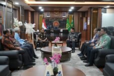 Kepala Kanwil DJP Sulselbartra, Imanul Hakim, bersama Kepala Kejaksaan Tinggi Sulawesi Selatan, Didik Farkhan Alisyahdi, dan jajaran pimpinan Kanwil DJP serta Kejaksaan mengikuti audiensi untuk memperkuat sinergi penegakan hukum perpajakan di Makassar, Rabu (26/2/2026).