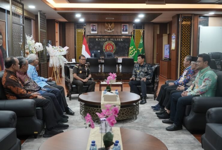 Kepala Kanwil DJP Sulselbartra, Imanul Hakim, bersama Kepala Kejaksaan Tinggi Sulawesi Selatan, Didik Farkhan Alisyahdi, dan jajaran pimpinan Kanwil DJP serta Kejaksaan mengikuti audiensi untuk memperkuat sinergi penegakan hukum perpajakan di Makassar, Rabu (26/2/2026).