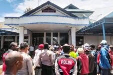 Ratusan Warga Mengamuk di Kantor Disdukcapil Jayawijaya, Pelayanan Tak Becus Dan Sarat NEPOTISME!