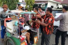Polres Sinjai - PP Dekatkan Polri dengan Masyarakat, 100 Paket Takjil Gratis Sukses Dibagi Jum'at Sore