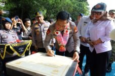 Kapolda Sulsel Resmikan Jembatan Gantung di Kabupaten Barru