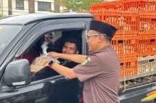 Kajari Sinjai Mohammad Ridwan Bugis Pimpin Langsung Pembagian Takjil Gratis Kepada Masyarakat Kamis Sore