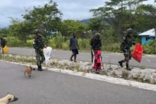 Tiba-Tiba Jalan Kampung Kobakma Ramai, Ternyata TNI dan Pemuda Sedang Lakukan Ini