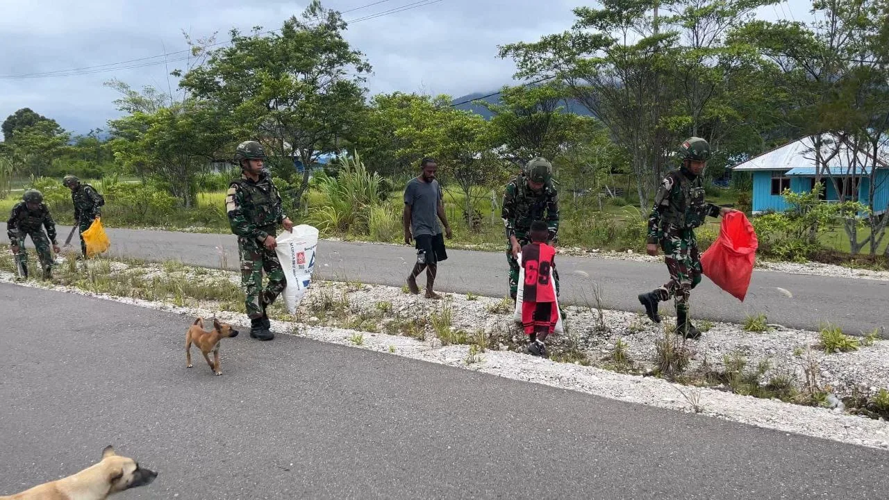 Tiba-Tiba Jalan Kampung Kobakma Ramai, Ternyata TNI dan Pemuda Sedang Lakukan Ini