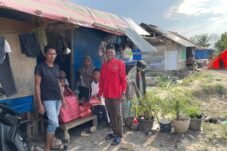 Ketua DPC PDI Perjuangan Aceh Utara Syibral Mulasi Salurkan Bantuan Buka Puasa untuk Korban Banjir Blang Peuria