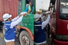 Seragam Unik "Next Star" di Tengah Ramadhan, TPS Surabaya Berbagi Takjil untuk Ribuan Sopir Truk Pelabuhan