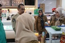 Sekda Sinjai Pimpin Sidak, Dinkes Temukan Minuman Kaleng Penyok di Swalayan