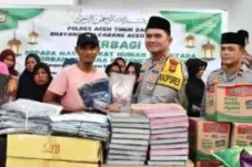 Kapolres Aceh Timur Salur Bantuan Warga Huntara Idi Rayeuk