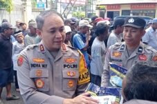 Patut Dicontoh, Kapolres Polres Parepare Bersama Baznas Salur Zakat Fitrah kepada 100 Warga Istimewa