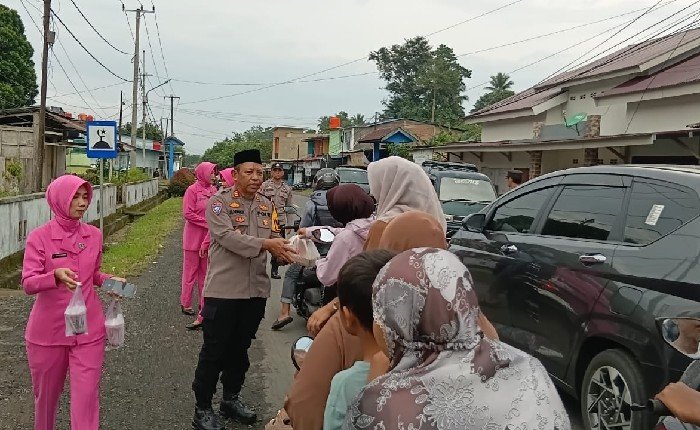 Kapolsek Sinjai Selatan AKP Anwar Pimpin Pembagian Takjil Gratis ke Warga