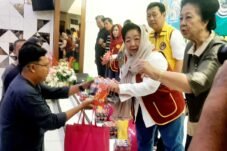 IWATI Sulsel dan Lions Club Jamu Ratusan Dhuafa