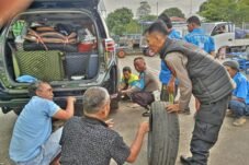 Polisi Bantu Pemudik Ganti Ban Pecah di Pelabuhan Parepare