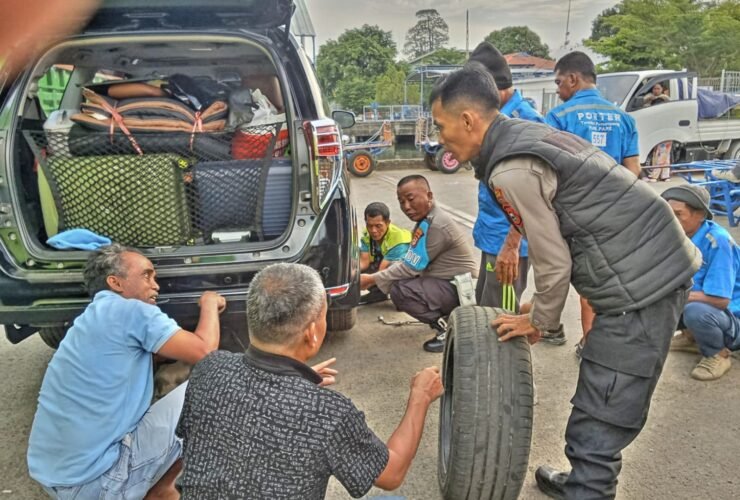 Polisi Bantu Pemudik Ganti Ban Pecah di Pelabuhan Parepare