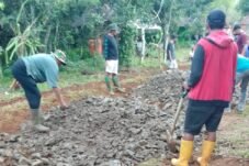 Warga Desa Saotengah Perbaiki Jalan Rusak Secara Swadaya, Aktivis Soroti Minimnya Perhatian Pemerintah