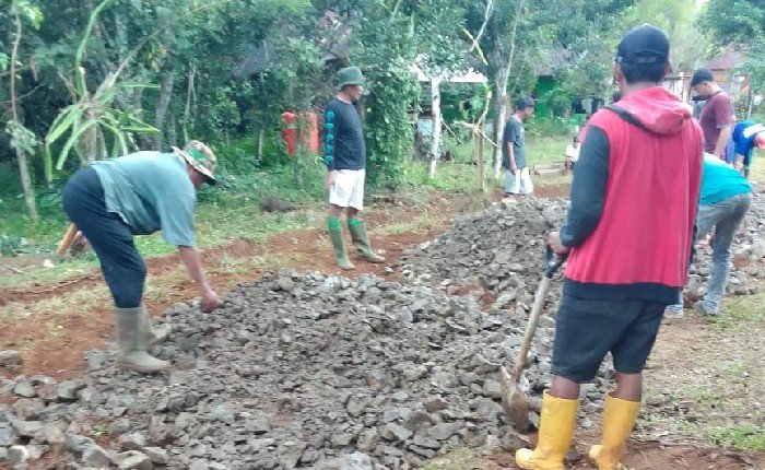 Warga Desa Saotengah Perbaiki Jalan Rusak Secara Swadaya, Aktivis Soroti Minimnya Perhatian Pemerintah