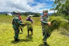 Satgas Yonif 521/DY Bersama Masyarakat Ciptakan Lingkungan Bersih dan Sehat