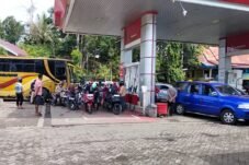 Menguak Krisis BBM Sinjai Timur Picu Antrean Panjang, Warga Soroti Dampak Isu Global dan Penjualan Jerigen